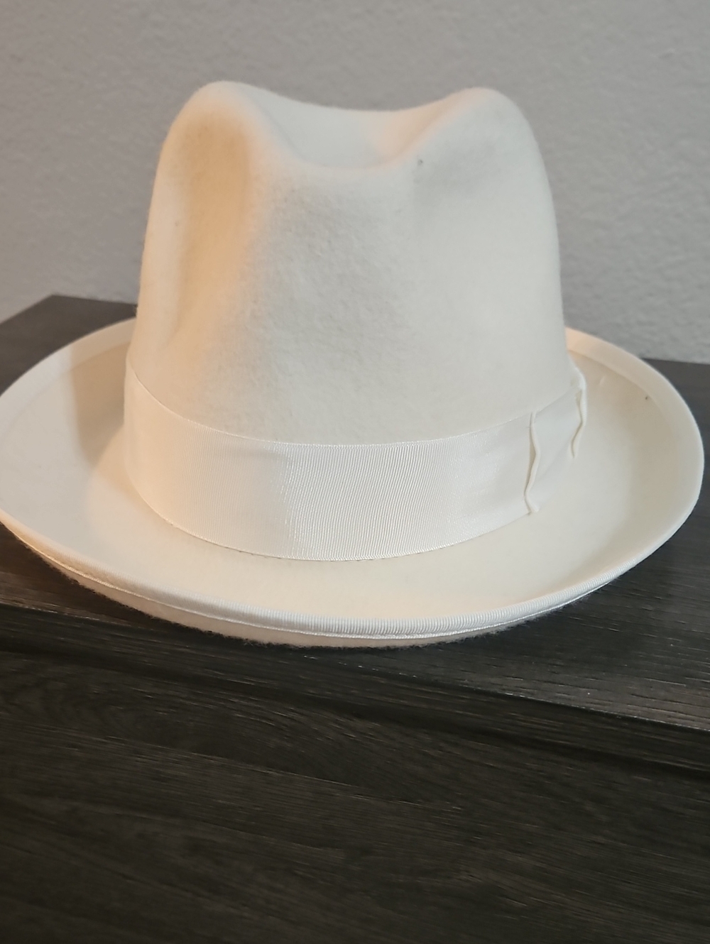 Stacy Adams White Felt Fedora with Ribbon Band - Picture 4 of 8